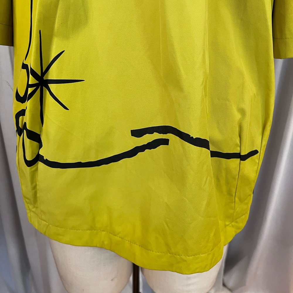 Unique chartreuse trench coat and 3/4 sleeves.Bold graffiti pattern. Size 4 - Picture 6 of 10